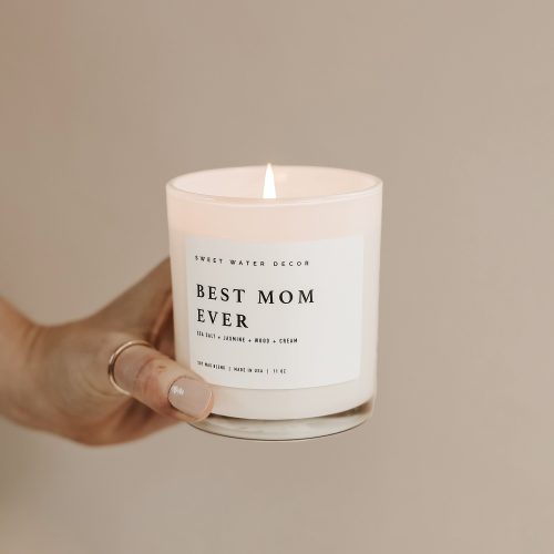 WJ002 BEST MOM EVER WHITE QUOTE CANDLE EDITORIAL 2023 SWEET WATER DECOR 04copy